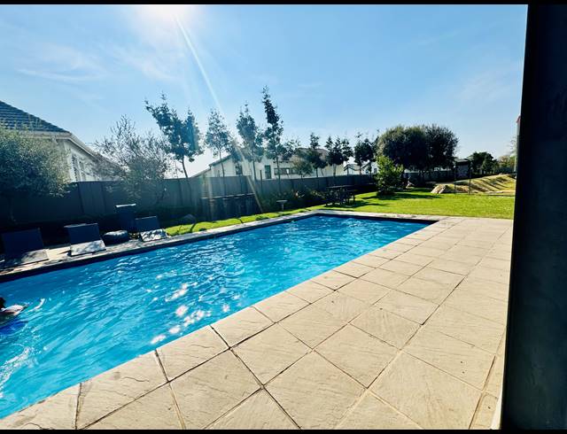 2 BEDROOM FLAT FOR SALE IN MAROELADAL